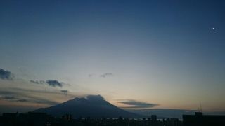 crescent moon and sakurajima 20150317 1426540551579.jpg