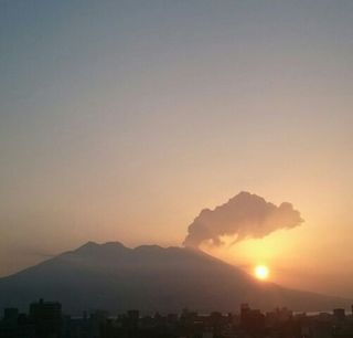 eruption smoke and sunrise sakurajima 20150308 1425765423179.jpg