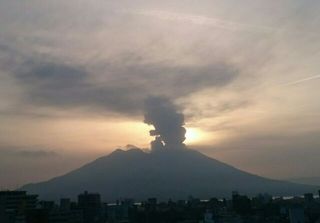 eruption smoke sakurajima 20150330 427679578316.jpg