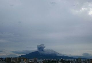 smoke flowned by wind sakurajima 20150916 1442361938679.jpg