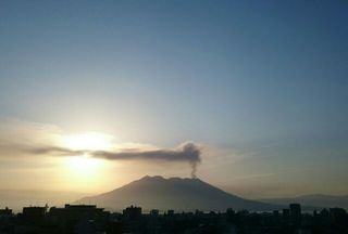 smoke flroating to the north sakurajima 20150522 1432242819292.jpg