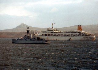 1007px-SS_Canberra_&_HMS_Andromeda_Falklands_1982.jpg