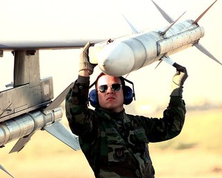 900px-AIM-120_AMRAAM.jpg