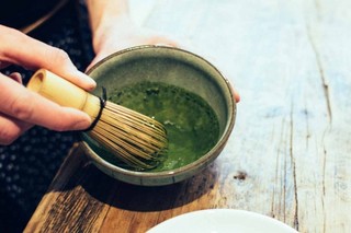 foodiesfeed.com_matcha-tea-whisking_low-660x440.jpg