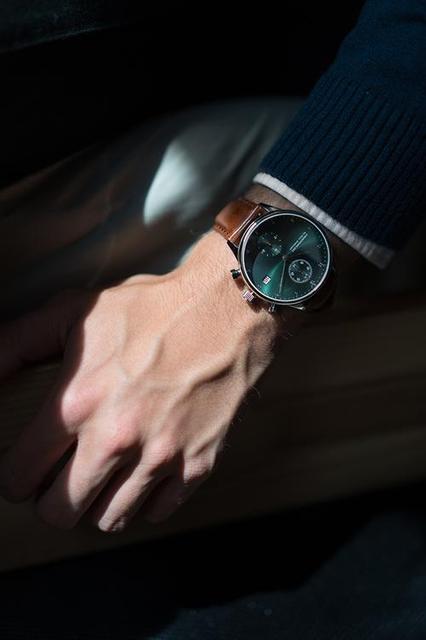 7EI4tTQO2txSInKktgwR_av-1815-chronograph-steel-green-sunray-wristshot-02_lifestyle_500x.jpg