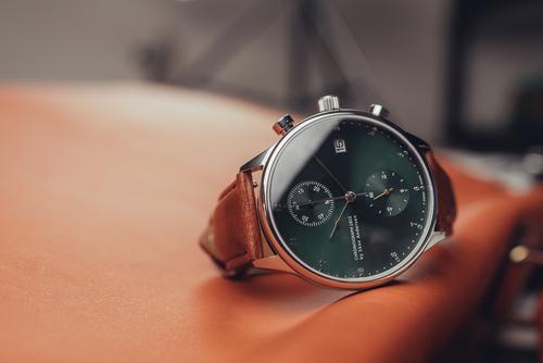 7fikpwOOTwjrG5xFF7UQ_av-1815-chronograph-steel-green-sunray-lifestyle-07_lifestyle_500x.jpg