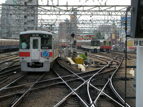 1280px-Sanyo-5000_Kintetsu-9020_Hanshin-8000_hanshin-amagasaki.JPG