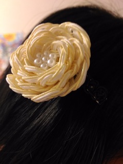 バラの髪飾りドアップ.jpg