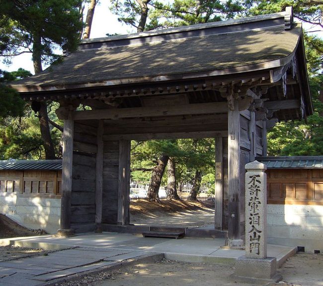 1024px-Tentokuji_gate1.jpg