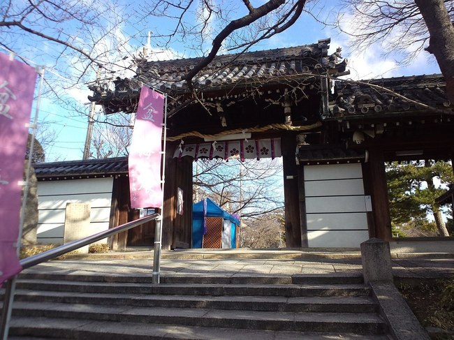 1280px-Dômyô-ji-ten'man-gû_Shintô_Shrine_-_Shin-mon_Gate.jpg