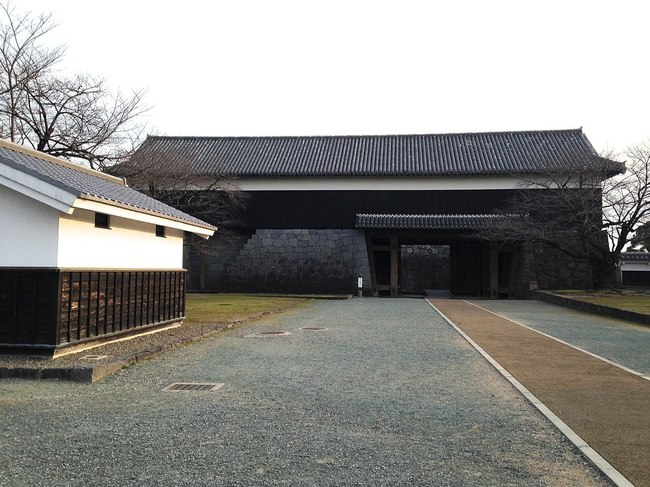 1280px-Gate_Nishi-Otemon_of_Kumamoto_Castle.jpg