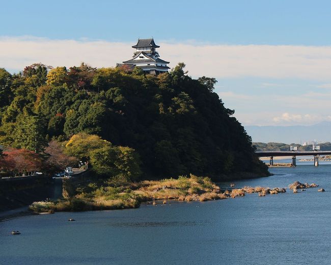 1280px-Inuyama_Castle_from_Inuyama_Bridge.jpeg