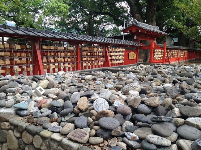 1280px-Koyasu_Stones_in_Yunokata_Shrine_and_fence_of_Umi_Hachiman_Shrine.jpeg