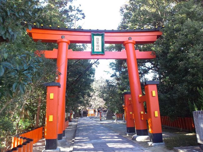 1280px-Kumano-hayatama-taisha_Shrine_-_Torii_of_entrance.jpg