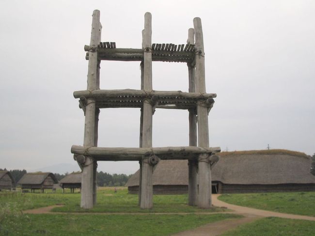 1280px-Reconstructed_Pillar_Supported_Structure.jpg