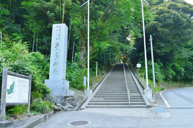 1920px-Keta-jinja_(Takaoka),_entrance.jpg