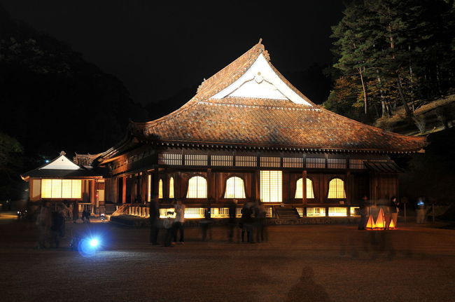 1920px-Shizutani_at_night_02.jpg