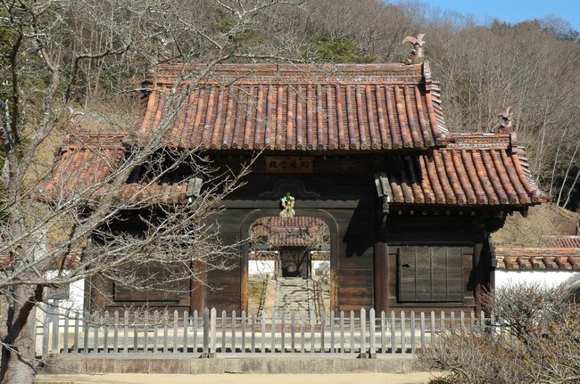 1920px-Shizutani_school_the_Gate.jpg