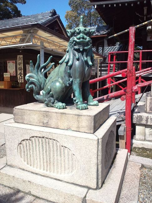 800px-Dômyô-ji-tenman-gû_Shrine_-_Statue_of_Komainu.jpg