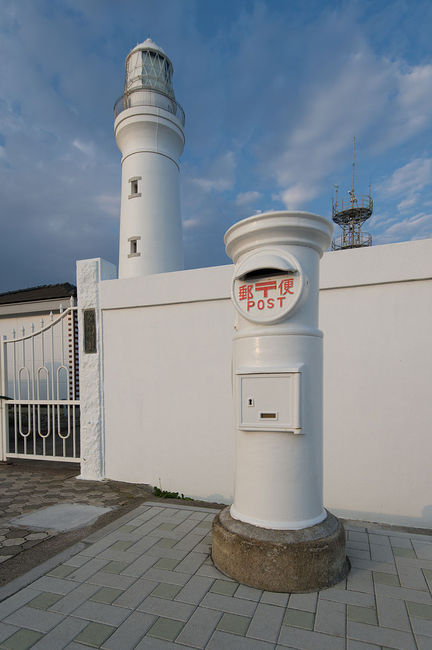 800px-Inubousaki_lighthouse_vs_white_post_(9008542126).jpg