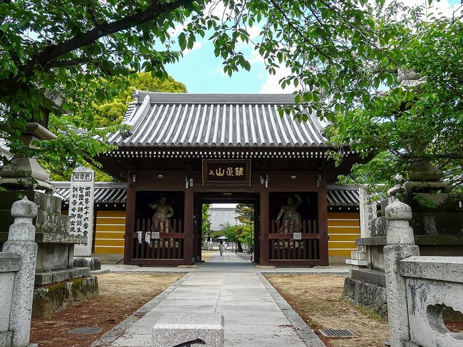 Konzō-ji,_Main_Gate_001.jpg