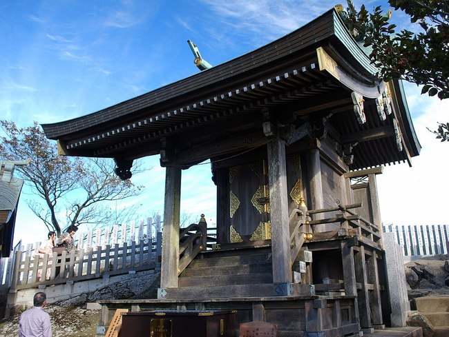 Mount_Tsukuba_Shrine_on_top.jpg