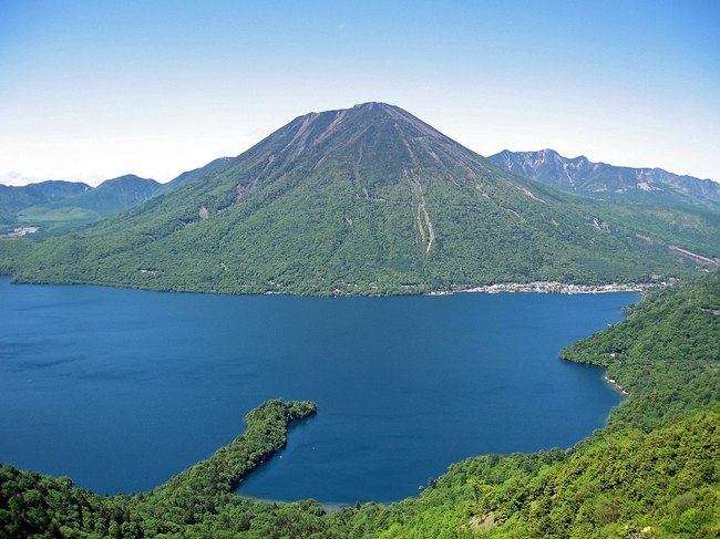 Mount_nantai_and_lake_chuzenji.jpg