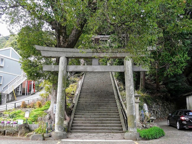 Stone_Stairs_of_Sandō_at_Izusan_Jinja_002.jpg