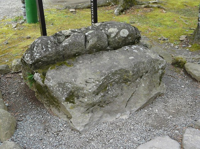 The_stone_on_which_Minamoto_no_Yoritomo_and_Hōjō_Masako_sat_at_Izusan_Jinja_001.jpg