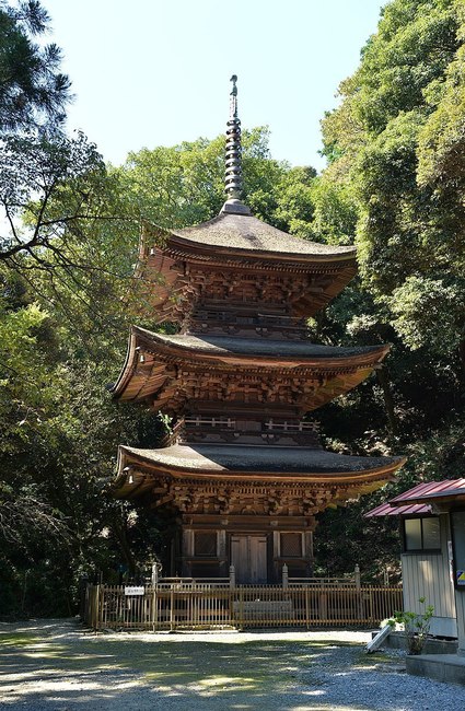 Triple_tower_of_Oyama-ji_temple_(Tomiya_Kannon)_in_Sakuragawa,_Ibaraki,_Japan.jpg