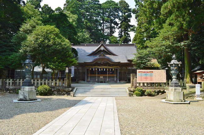 Tsurugi-jinja_(Echizen_town),_haiden-1.jpg