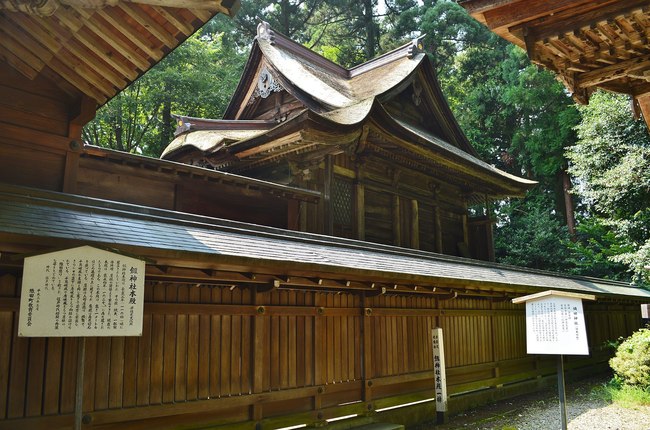 Tsurugi-jinja_(Echizen_town),_honden.jpg