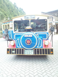 機関車バス