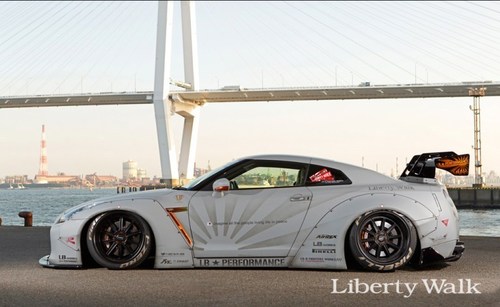 LibertyWalk-GT-R-3.jpg