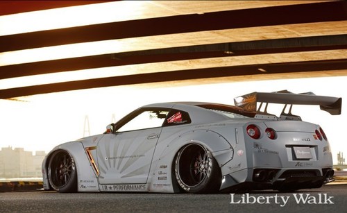 LibertyWalk-GT-R-4.jpg