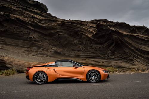 P90285394_highRes_the-new-bmw-i8-roads.jpg