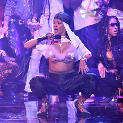 rihanna-performing-live-mtv-vmas-2016-1472436713-custom-0.jpg