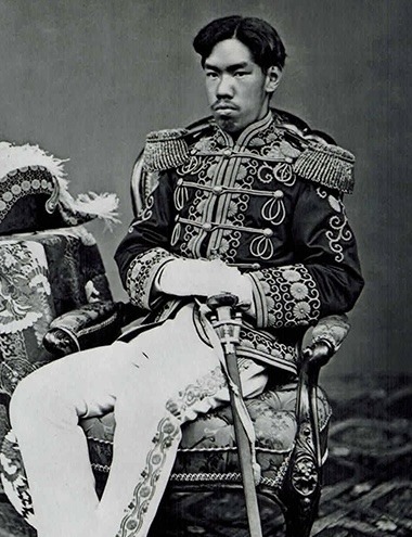 Photograph_of_Emperor_Meiji_in_1873.jpg