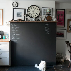 海外おしゃれ部屋とインテリア ルームスタイル 黒板のあるキッチン