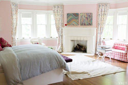 海外おしゃれ部屋とインテリア ルームスタイル ブリティ キュート ピンクを取り入れたエレガントなベッドルーム