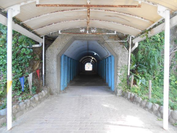 2島の反対側へのトンネル.JPG