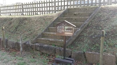 Gangi-Stair-to-earthen-wall-Odawara-Castle.JPG