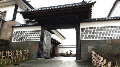 Kahokumon-one-of-the-three-major-gates.JPG