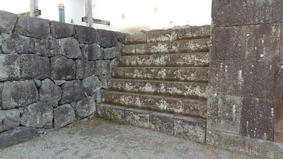 Odawara-Castle-Second-compartment-wall-stone-steps.JPG