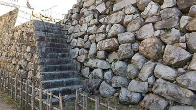 Stone-wall-toyama-castle.JPG
