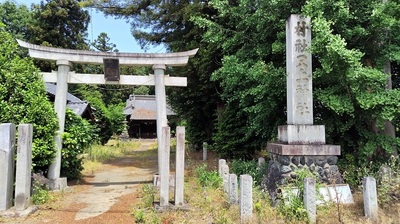 Tadakari-Shrine-Gate.JPG