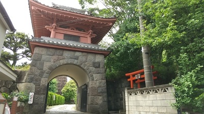 Temple-along-Onarimichi.JPG