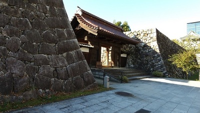 Toyama-castle-gate-Chitosemon.JPG
