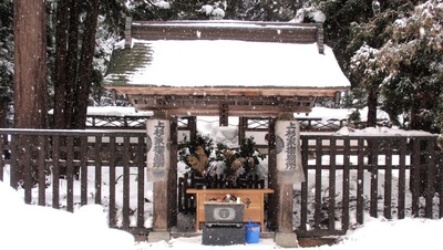 Yonazawa-Uesugi-Kenshin's-grave.JPG