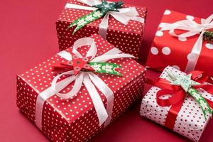 satz-weihnachtsgeschenkbox-weihnachtshintergrund-feiertags-dekorations-geschenke-einem-roten-verpackungs-rot-hintergrund-125242840.jpg